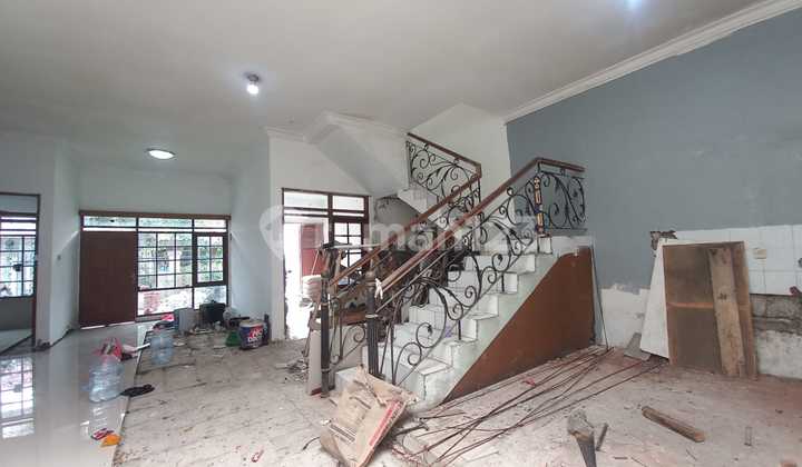 Rumah di TKI Taman Kopo Indah 2