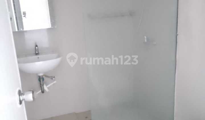 Strategic 4.5-Story Shop House in Setrasari Furnished 2