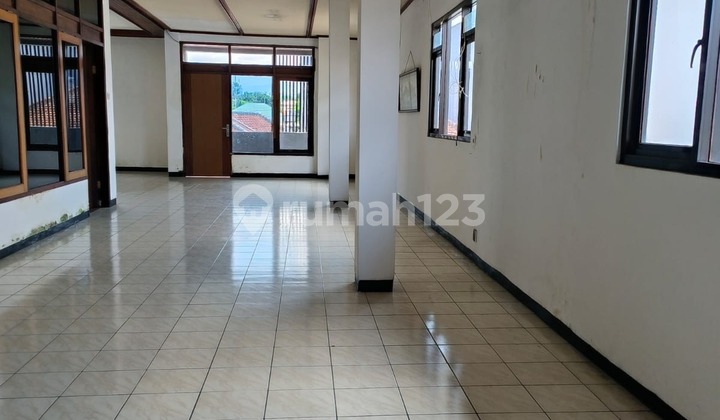 Rumah Ada Lapangan Badminton di Jalan Moch. Toha