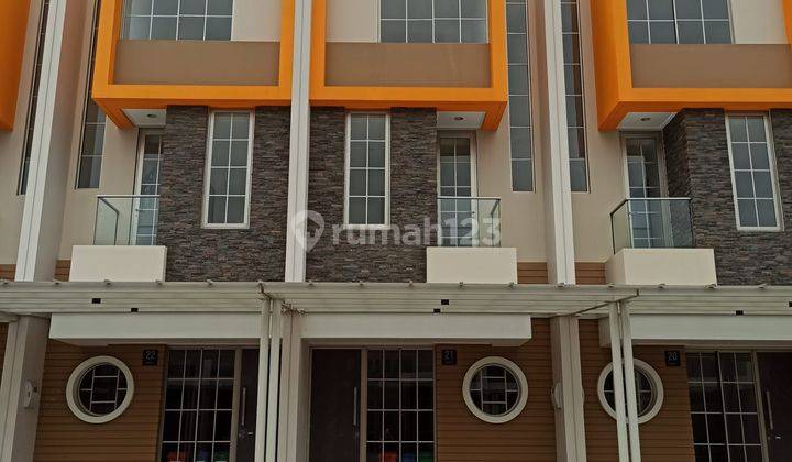 Disewakan Rumah Pik 2 Uk 4,5x10 3 Lantai Kosonga Murah  1