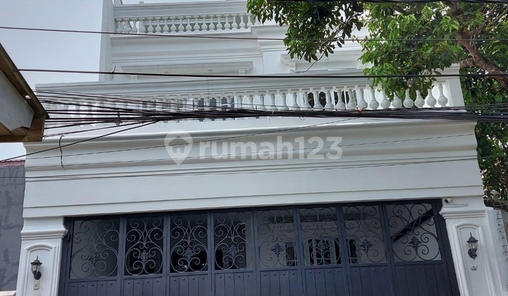 Kelapa Dua House, Kebon Jeruk with Swimming Pool 1