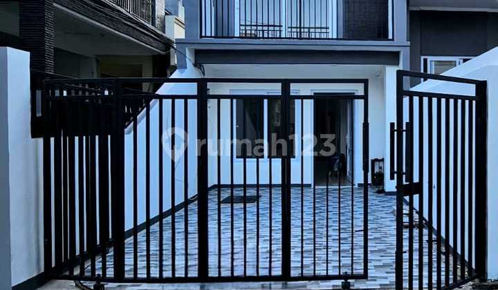 Cheap Sale, Comfortable Complex House in Kelapa Gading Cheap Sale, Comfortable Complex House in Kelapa Gading