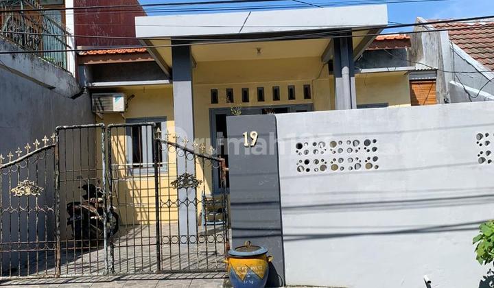 For Sale Spacious Cheap House in Strategic Busy Area Manukan, West Sby 2