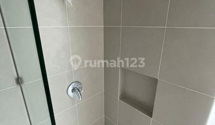 New Spacious Ready-to-Occupy House at Citraland The Greenlake Surabaya with Freehold Title... 2