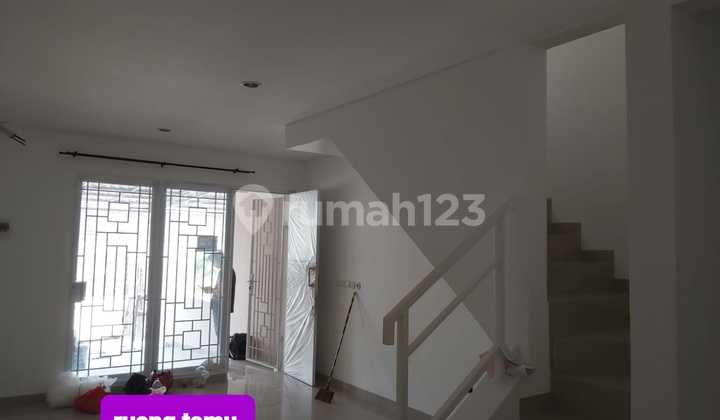 Dijual Cepat Rumah 2,5 Lantai di Taman Surya 5