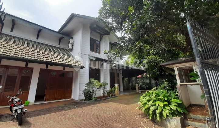 Luxurious House With Swimming Pool and Spacious Garden in Kemang, South Jakarta