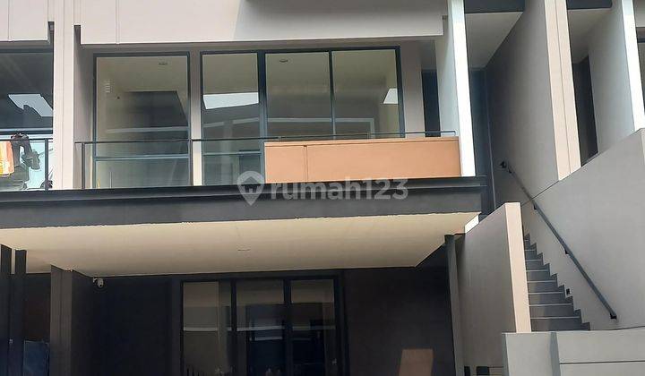Rumah 3 Lantai Bergaya Modern dan Semi Furnished di Asya Cakung Jakarta Timur 1