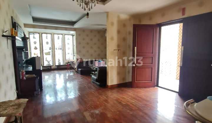 Rumah Hook Megah dan Semi Furnished Siap Huni di Green Garden Kedoya Jakarta Barat 1