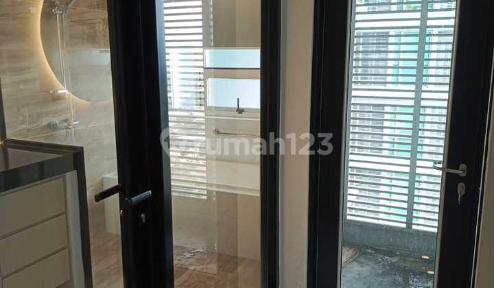 Disewa Apartemen 4 BR Semi Furnish Dengan Private Lift di Kemang Village 2