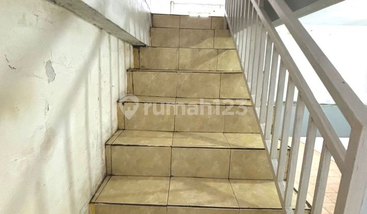 There are 3 strategically located shop houses ready for use in Tarumajaya, Bekasi. 2