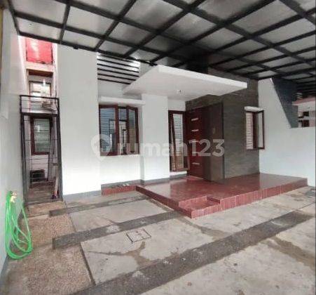 Rumah Bagus dan Strategis di Boulevard Hijau Harapan Indah 1  Bekasi 1
