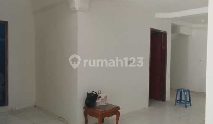 Premium Location House Ideal for Boarding and Residence in Tomang, West Jakarta 2