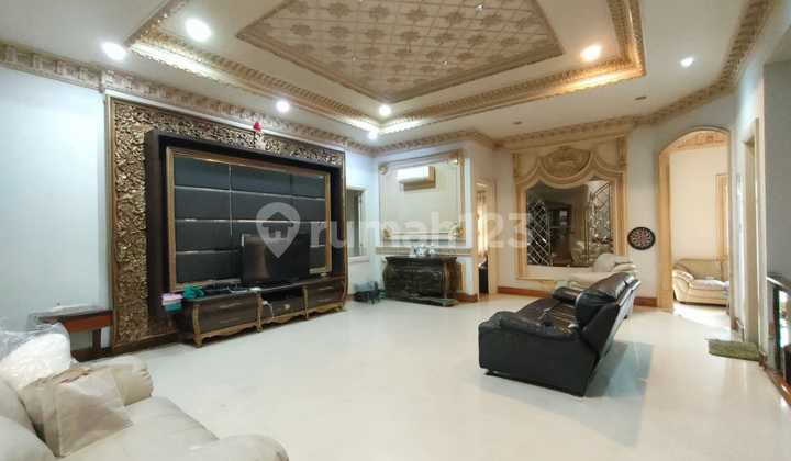 Rumah Mewah 3,5 Lantai di Taman Palem Lestari - Desain Eropa Ikonik, LT 202 M²