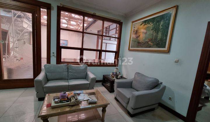 Rumah Furnished Konsep Klasik Dengan Taman Dan Kolam di Kawaluyaan Bandung 1