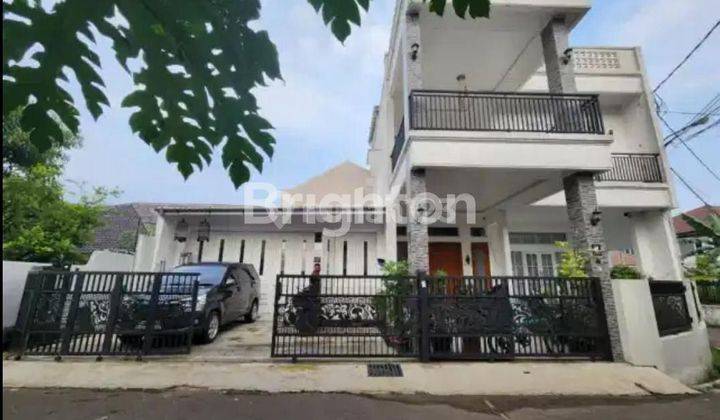 RUMAH CANTIK MEWAH SEMI FURNISHED NYAMAN 3 LANTAI SIAP HUNI 1