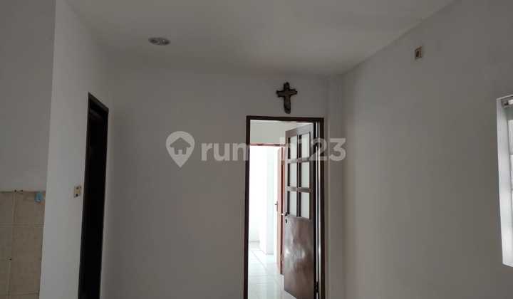 Shop House Specifications: Land: 81 m2, Building: 175 m2, Front Width: 4.5 meters, Bathrooms: 3, Bedrooms: 3, Electricity: 2200 W, Water: PAM, Price: 100 Million (negotiable), LC 2