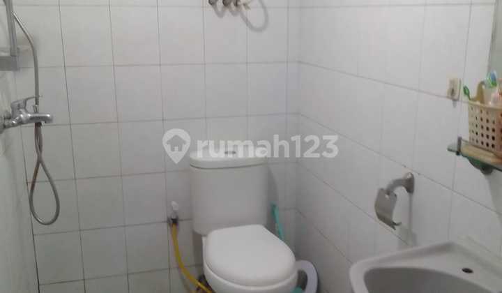 *Disewakan* :Rumah Setra Duta ******** : 144/2005 Kt + 3 Km + Kpkamar Mandi Kamar Utama , Kamar Mandi Lantai Atas dan Kamar Mandi ******** Heaterfully Furnidhd Taman Depan Belakangdapur Bersih & Dapur Kotorair Artesis & PLN 2200Hadap Timuraman  2
