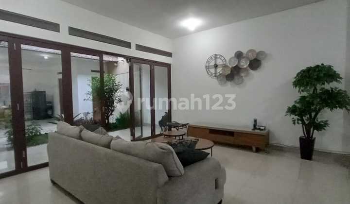 For Rent Fully Furnished House in Batununggal:  
Land Area: 200  
Building Area: 95  
Floors: 1  
Bedrooms: 3+1 (Each Room Has AC)  
Bathrooms: 2+1 (Each Bathroom Has Water Heater)  
Kitchen: Yes  
Carport: 1  
Water: Submersible Pump  
Electricity: 3300W  
Certificate: SHM (Certificate of Ownership)  
Facing: North  
Price: 2