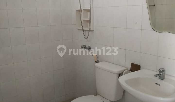 For Sale / Rent: Mekar Wangi House Ready to Occupy. Land area/building area 170/225 m², front land 9 m², SHM, IMB, PBB. 3+1 bedrooms, 3+1 bathrooms, 4400 watt electricity, 1 garage, carport, AC, semi-furnished, kitchen faces east. Sale Price: 3.5 Billion. Rent: 90 Million/Year, minimum lease 2 years, deposit 10 Million, PBB paid by tenant.