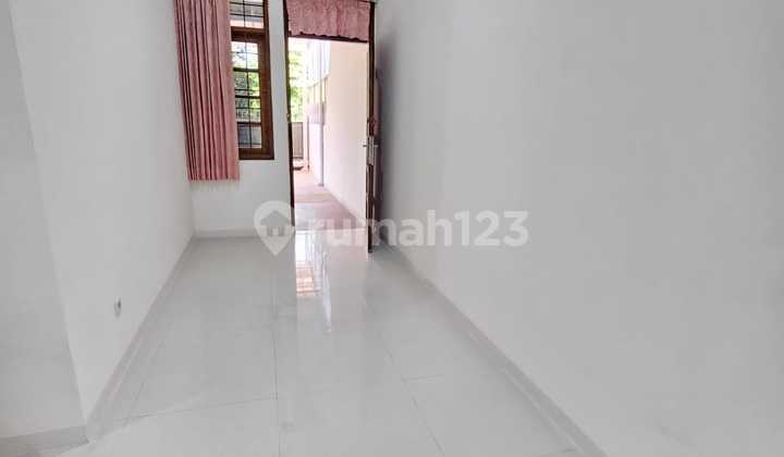 Newly Renovated House for Rent in Batununggal, Area: 200/150 m², Front Width: 10m, Bedrooms: 3+1, Bathrooms: 2+1, Storage Room, 2 Carports, Electricity: 2200W, Water: 3 Artesian Wells, AC, Water Heater, Price: 80 Million/Year Negotiable. 2