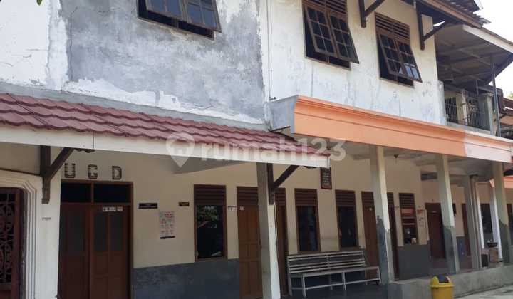 For Sale Ex-Clinic on Jalan Raya Baros, Panca Karya Subdistrict, Tempuran District, Karawang Regency. Land area approximately 11,000 m², building area approximately 1,000 m². Main features: 9 bedrooms, 8 patient rooms, IGD room, USG room, practice room, 1 on-call room, each room has an en-suite bathroom, plus 5 external bathrooms. 2