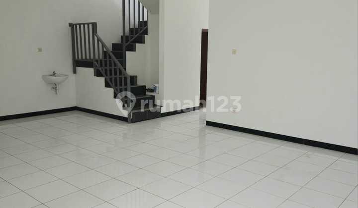 Disewakan Rumah Minimaliskomp.mekar Wangi :luas Tanah : 123luas Bangunan : 200lantai : 2ltkmr Tdr : 3+1kmr Mandi : 3+2listrik : 3300wair : Pdamsurat : Shmcarport : 2fasilitas : Ac + Water Heaterharga : 85jt/th Nego Fh 2