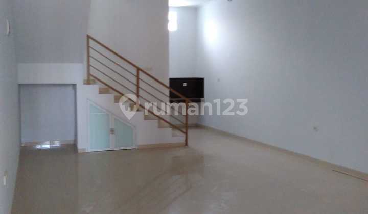 For Rent: 1 Unit of 2.5-Story Shop House Wing on Sudirman Street, Ence Azis, 5-Meter Front Width, Land Area 90m², Building Area 175m², Token Electricity 2200, Well Water, Rental Price 100 Million per Year. For Rent: 1 Unit of 2.5-Story Shop House Wing on Sudirman Street, Ence Azis, 5-Meter Front Width, Land Area 90m², Building Area 175m², Token Electricity 2200, Well Water, Rental Price 100 Million per Year.