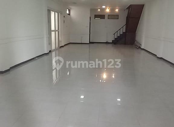 For Sale/For Rent 2-Story Shop House on Main Road, Padalarang
Land Area 90 m², Building Area 180 m², SHM Certificate (Freehold Title)
Extra Land Available for Use
Price: 2.9 Billion IDR (Negotiable)
Rent: 100 Million IDR / Year
Ready for Occupancy
