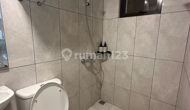 Disewakan/dijual Kbp Lt : 120 M2lb : 200 M2kt : 4 Km : 3 Listrik : 3500 Whadap : Barat Laut Shm Harga Jual : 3,8 M (nego) Harga Sewa : 325 Jt/thn@l Lc 2