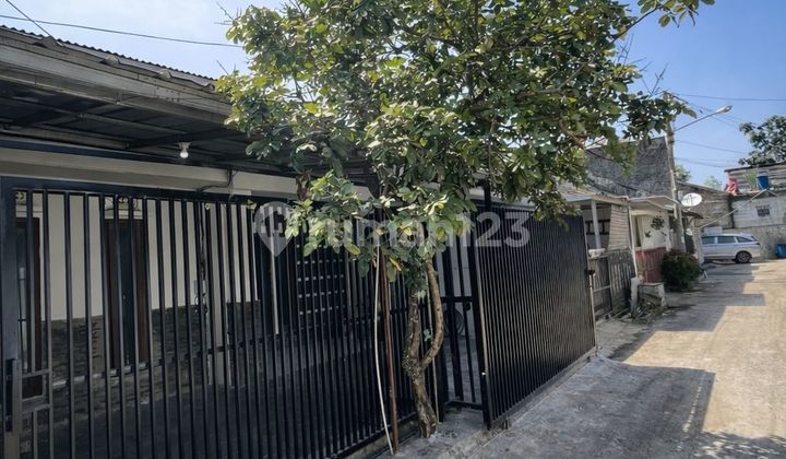 For Sale Ready-to-Occupy House in Margaasih Cluster  
Lt/Lb 84M², 7x12m  
3 Bedrooms  
1 Bathroom  
Bonus: Kitchen Set + Built-in Stove  
Water Available  
Electricity 2200  
Spacious Carport  
15 Minutes from Margaasih Toll Gate  
2 Minutes from Dimensi Market  
SHM  
Price: 650Jt (Negotiable)  
@Mn 2