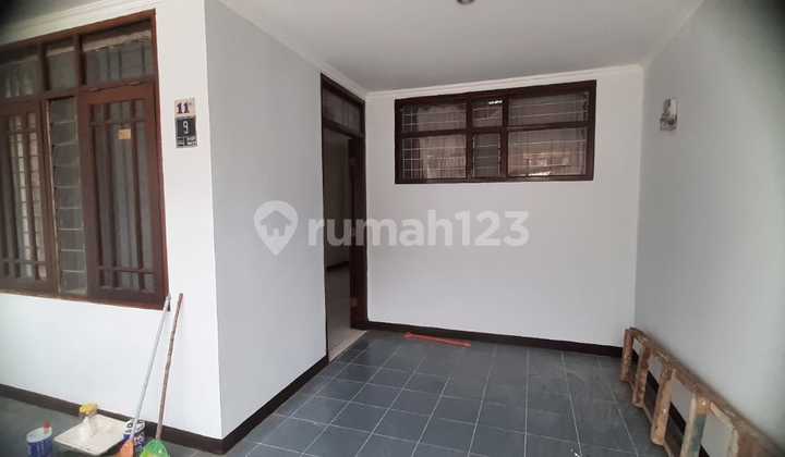 Ready-to-Occupy Home in Strategic Location, Melong Asih Area
Land Area: 80 m²
Building Area: 100 m²
Orientation: East
Front Width: 5 Meters
Bedrooms: 2+1
Bathrooms: 1+1
Floors: 1.5 Story
Electricity: 2200 Watt
Kitchen: 1 Furnished
Water: Jet Pump
Certificate: SHM
Selli