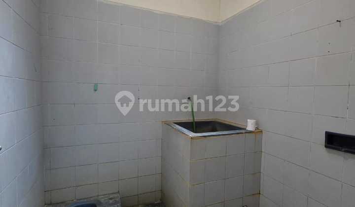 Specs Jl. Journalist Fl 326/220, electricity 2200VA, 3+1km, 2 carports, submersible water pump, Min 2 years, deposit 5 million #property tax borne by tenant. 2