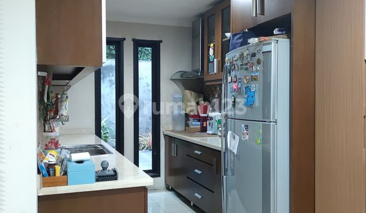 Sewa Murahrumah Cantik Siap Huni) Mau Yg Apik N Bersih Nitipin Rmh Dari pada Ga Dipakai. Full Furnishedlt : 168 M2lb : 150 M2lm: 8 Mkt : 3 Km : 3 Dapur : Kotor & Bersih2 Lantaigarasi : -Carport : 2 Mbllistrik : 3500 Wattair : Pdamhadap Timurpbb Dibayar Ow 2