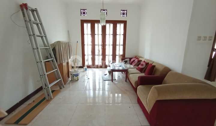 Disewakan Rumah Siap Huni Lokasi Syp Buahbatu Akses Mbllingkungan Nyaman Full Furnished LT 187M² / LB 180 M²2 Lantaikt 4 KM 3Ada 1 KT Utama + KM Dlmjetpum 2.200 Abudemencarport 1Taman Dpnhrg 60 Jt/ Th Negoina