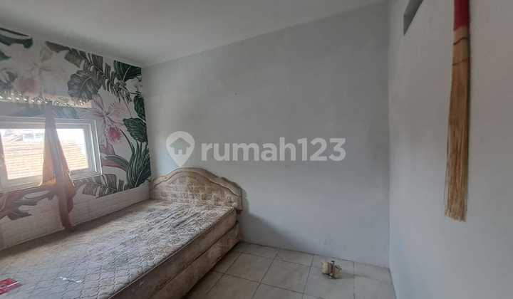 For rent: House in Bandung city, Jl. Nyengseret No. 66, land area 120, 2 floors, 3 bedrooms, 2 bathrooms, 1300W electricity, well water, 1 carport, 2 months deposit, IDR 300,000 phone bill, price IDR 35 million negotiable. @sfn For rent: House in Bandung city, Jl. Nyengseret No. 66, land area 120, 2 floors, 3 bedrooms, 2 bathrooms, 1300W electricity, well water, 1 carport, 2 months deposit, IDR 300,000 phone bill, price IDR 35 million negotiable. @sfn