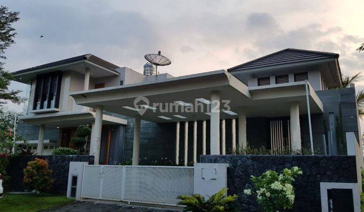 Rumah Cantik nan Mevvah Ada Kolam Renang di Araya Golf Malang