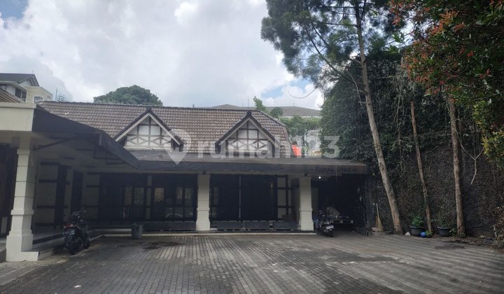 A SUITABLE HOUSE FOR INVESTMENT AND BUSINESS, LOCATED IN THE HEART OF THE CITY, STRATEGIC LOCATION NEAR ITB, UNPAR, UNPAS, BORROMEUS HOSPITAL, IN DAGO, BANDUNG CITY.