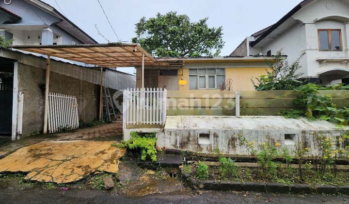 RUMAH HITUNGAN TANAH DENGAN LEBAR MUKA 11m , DALAM KOMPLEK SETIABUDHI REGENCY, DI SETIABUDHI, SUKAJADI, BANDUNG KOTA