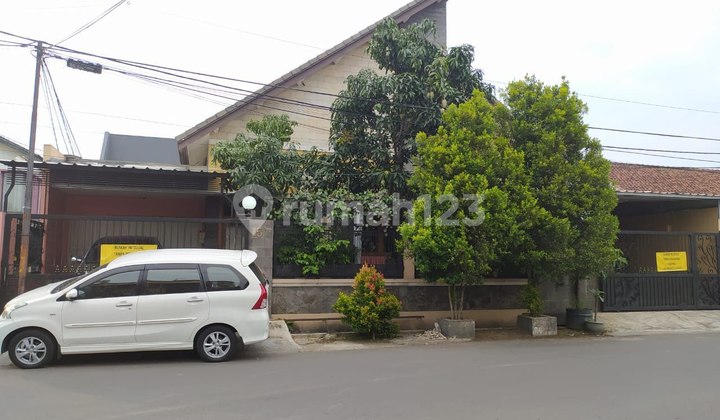 2-Story House Ready to Occupied, Strategic Location Near Bandung City Center, Complete Culinary, Langlabuana Campus, in Regol, Buah Batu, Bandung City, Central Bandung