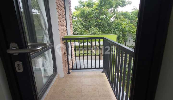 For quick sale, a corner house in the Cendana cluster, Green Ara Residence, Harapan Indah 2, Bekasi.