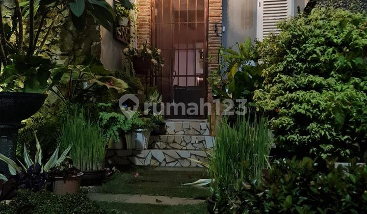 Nice and Unique House with American Classic Design, Semi Furnished and Already Has Certificate of Land Ownership in Karawaci, Tangerang 2
