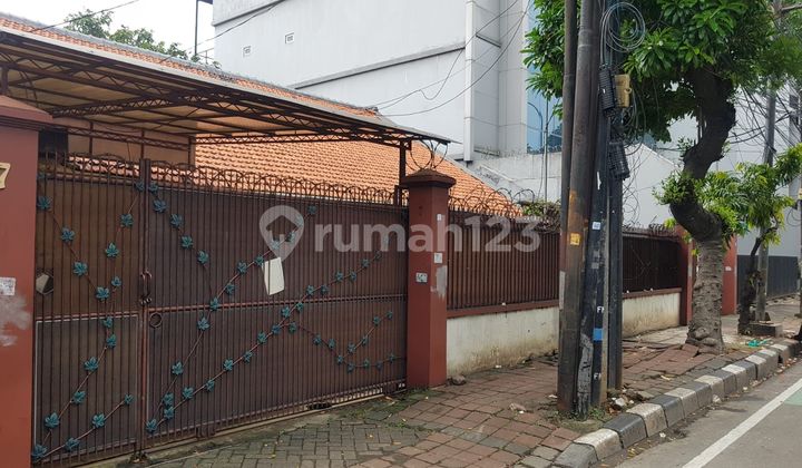 Rumah di kawasan komersial di Tebet, Jakarta Selatan