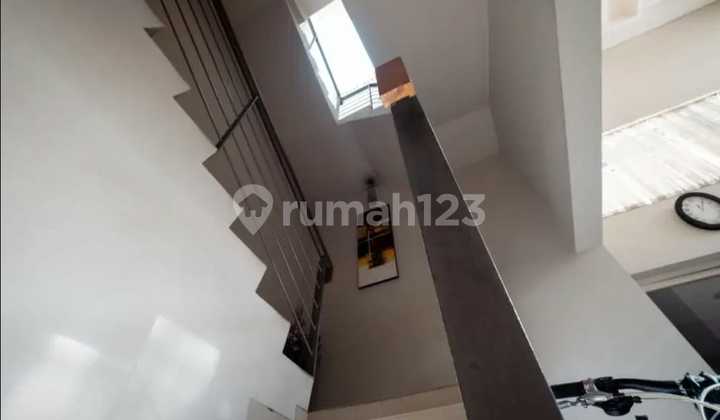 DIJUAL TERMURAH RUMAH SIAP HUNI 3 LANTAI HOEK 8x16,5 DI GRISENDA 2
