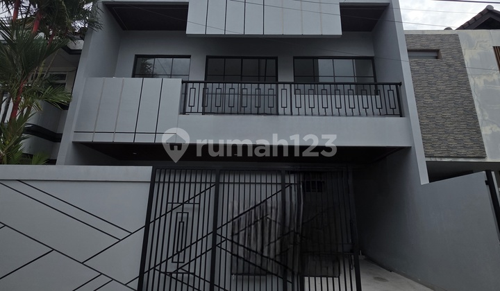 Dijual Rumah Brand New 3 Lantai Ukuran 8X17 Taman Palem Lestari
