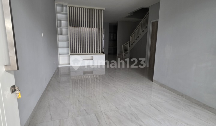 For Sale Brand New 2.5 Story House 6.5X20 Sunrise Garden 2