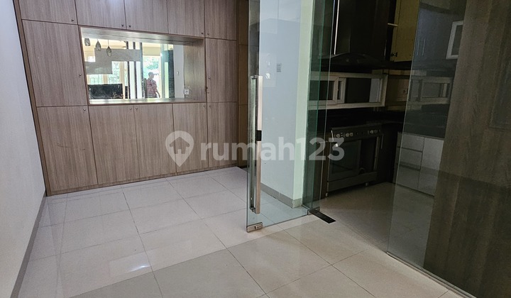 Dijual Rumah Siap Huni 2,5 Lantai Luas 119 M2 Green Court 2
