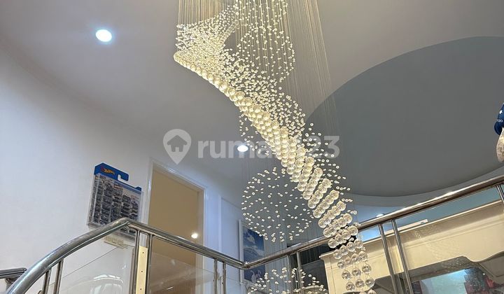 Rumah Bagus dan Mewah 2Lt Dibawah Pasaran Semi Furnish di Green Garden Jakarta Barat