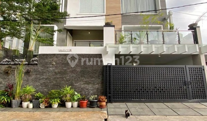Rumah 3 Lantai Dengan Private Pool Siap Huni Bagus Bersih Terawat Luas Tanah 206m Lingkungan Nayaman Di Pondok Kelapa, Jakarta Timur