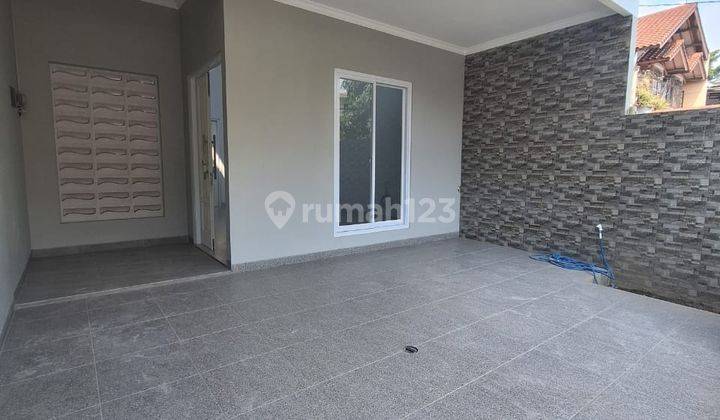 BRAND NEW Rumah 2 Lantai Bagus Siap Huni Luas Tanah 132m SHM Ligkungan Nyaman Pulomas, Jakarta Timur 2