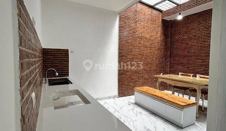 Rumah Kontrakan 2 Lantai Siap Huni Bagus Baru di Renov Luas Tanah 105m  Lingkungan Nyaman Semi Furnished SHM Harapan Indah, Bekasi 1